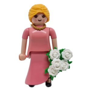 F199 Mujer con vestido rosa y ramo