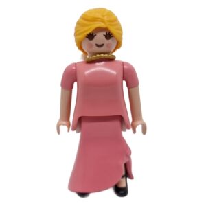 F200 Mujer con vestido rosa