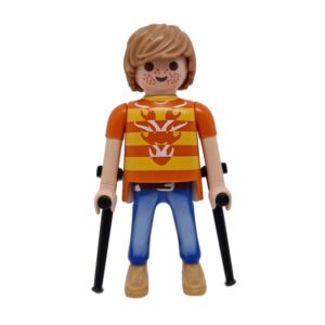 F201 Hombre con muletas